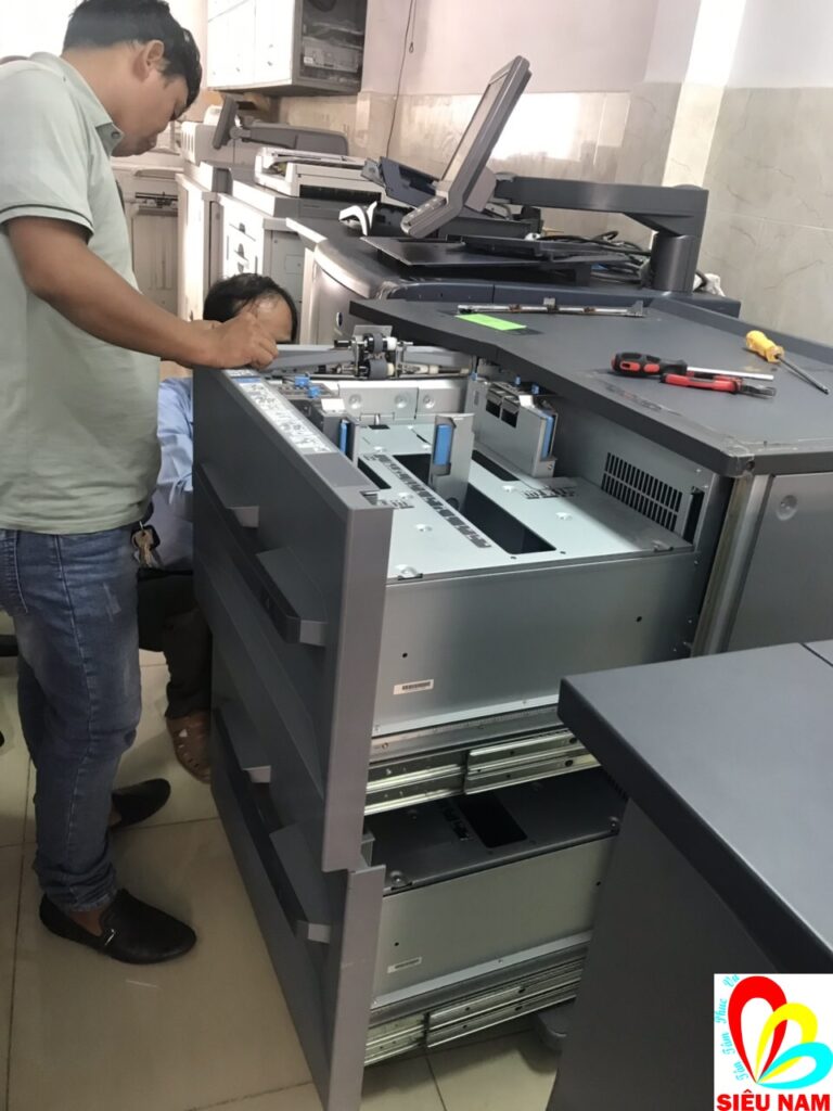 Nhân viên Siêu Nam đang lắp máy cho doanh nghiệp Hưng Phát